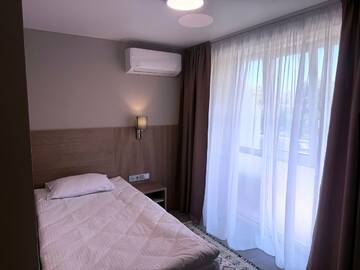 Одноместный улучшенный номер с балконом в Хостеле Магнолия