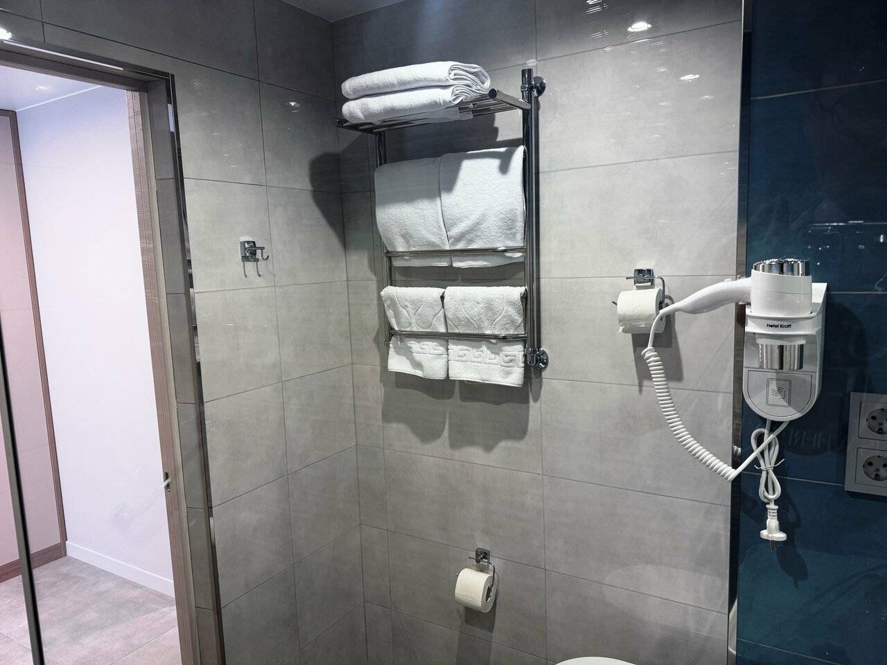 Фотографии номера Двухкомнатный люкс без балкона в Хостеле Магнолия Сочи