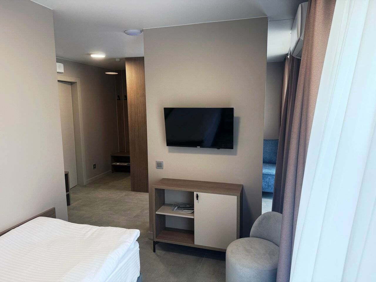 Фотографии номера Одноместный улучшенный с диваном и балконом в Хостеле Магнолия Сочи