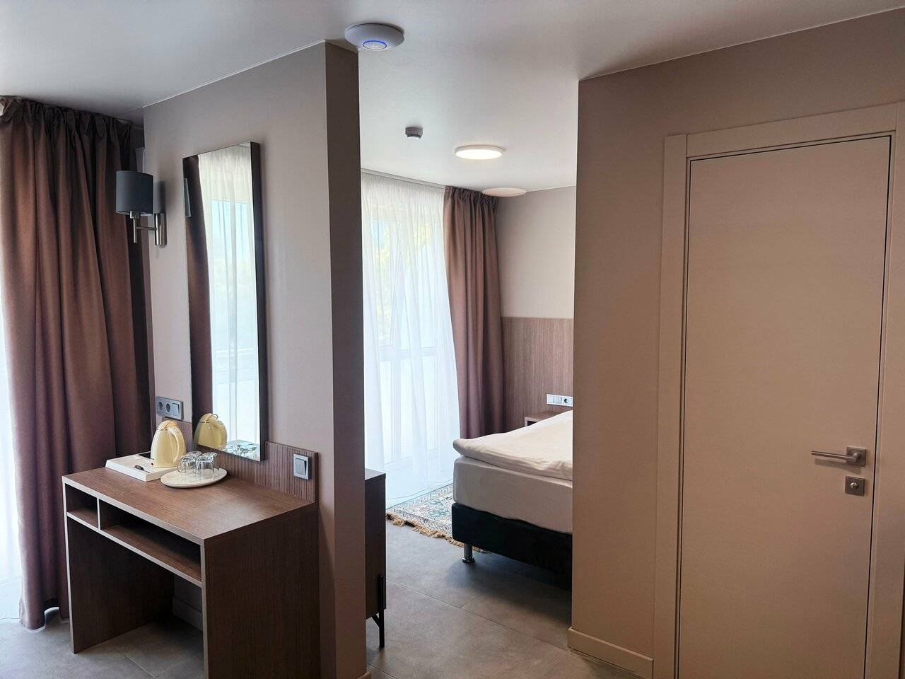 Фотографии номера Одноместный улучшенный с диваном и балконом в Хостеле Магнолия Сочи