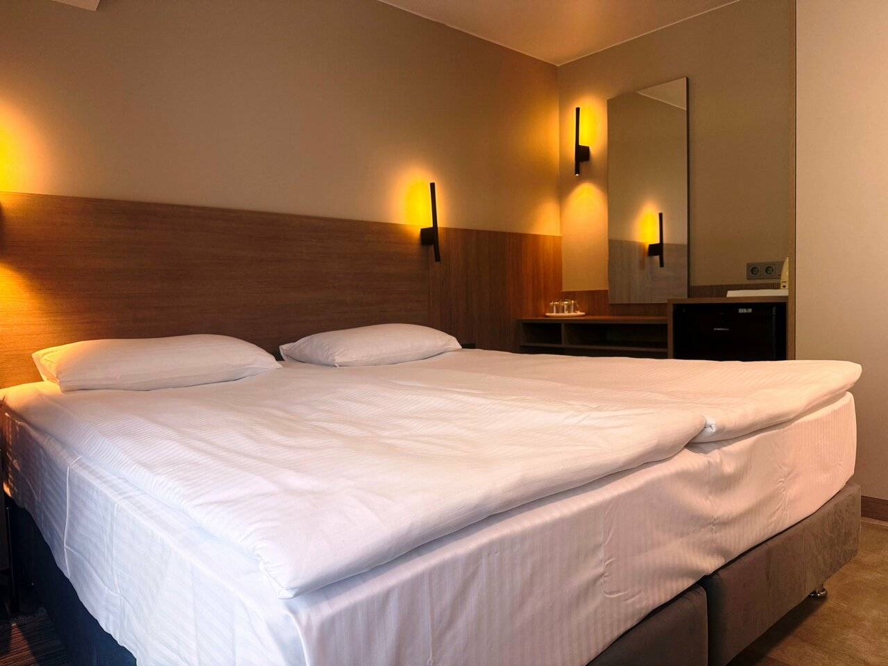 Фотографии номера Двухместный улучшенный номер с балконом в Хостеле Магнолия Сочи