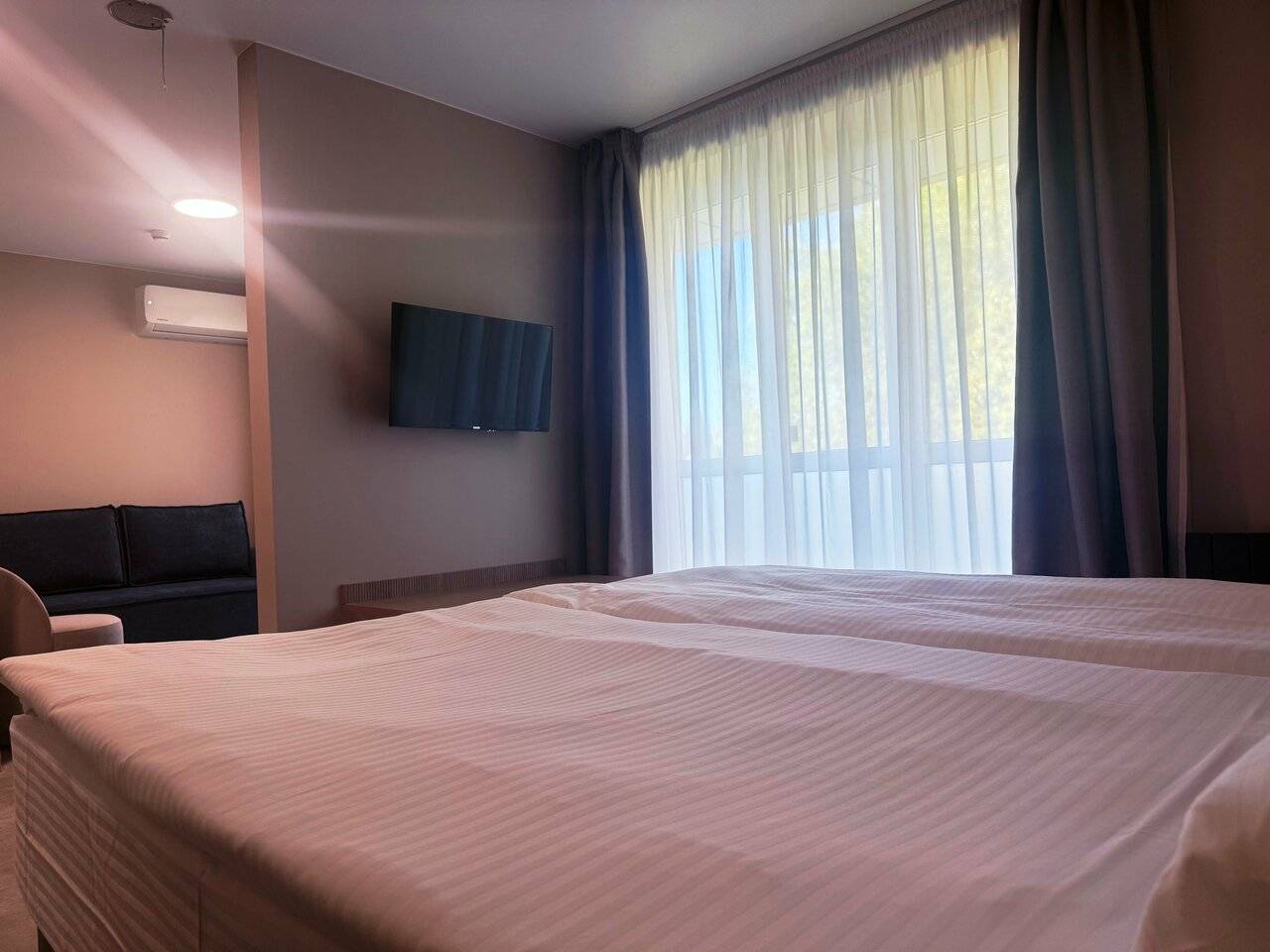 Фотографии номера Двухместный улучшенный номер с балконом в Хостеле Магнолия Сочи