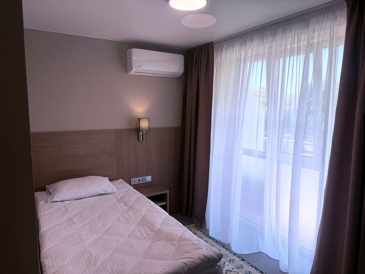 Фотографии номера Одноместный улучшенный номер с балконом в Хостеле Магнолия Сочи