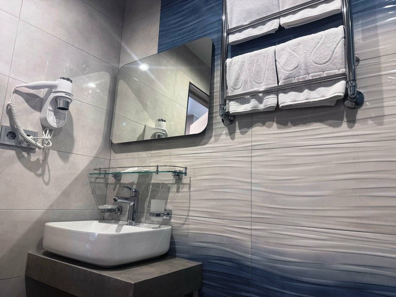 Фотографии номера Двухместный улучшенный номер с балконом в Хостеле Магнолия Сочи