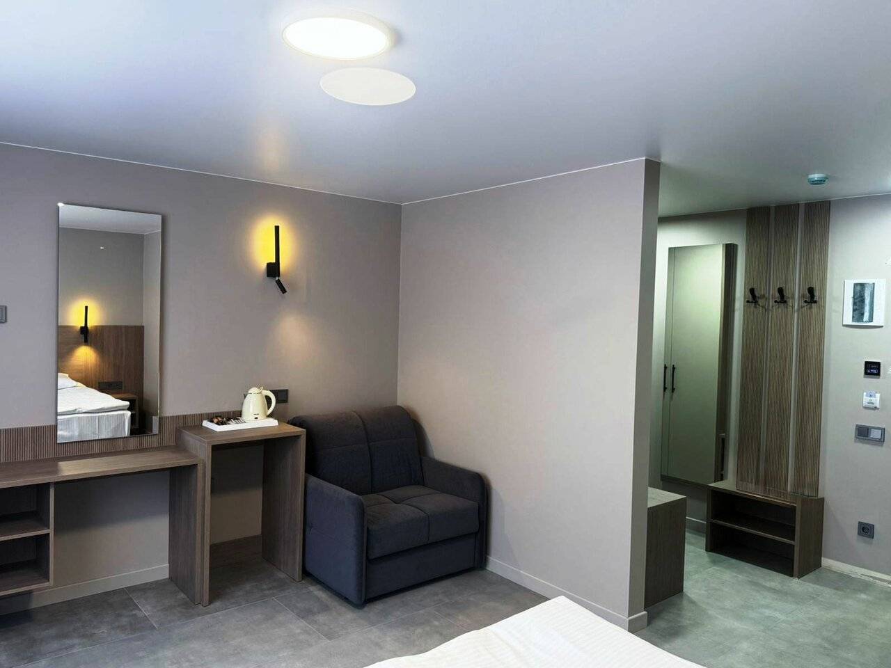 Фотографии номера Двухместный улучшенный номер без балкона в Хостеле Магнолия Сочи