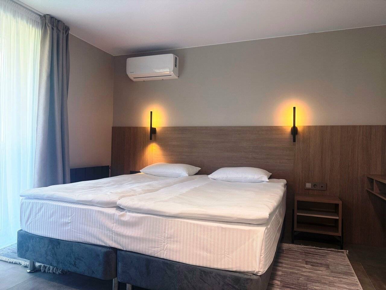 Фотографии номера Двухместный улучшенный номер с балконом в Хостеле Магнолия Сочи