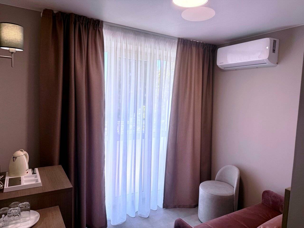 Фотографии номера Одноместный улучшенный номер с балконом в Хостеле Магнолия Сочи