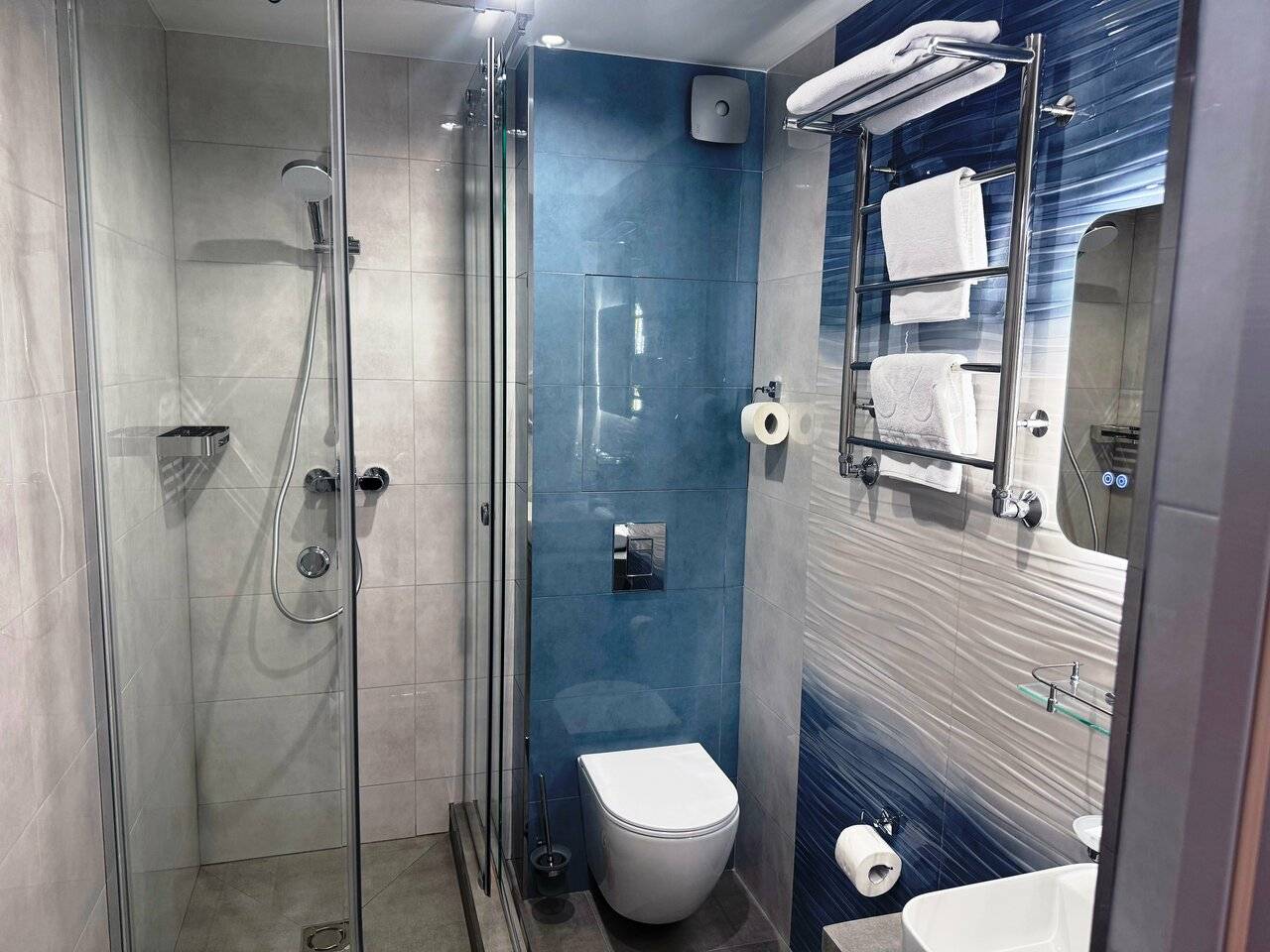 Фотографии номера Одноместный улучшенный с диваном и балконом в Хостеле Магнолия Сочи