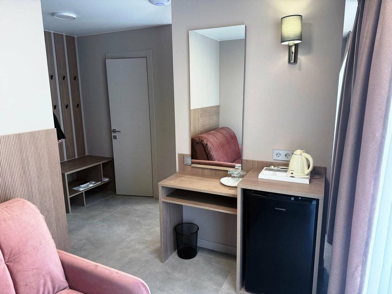 Фотографии номера Одноместный улучшенный номер с балконом в Хостеле Магнолия Сочи